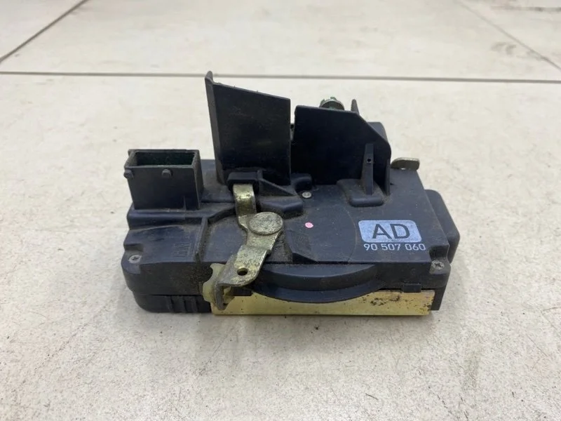 Замок двери передний правый Opel Vectra B 31