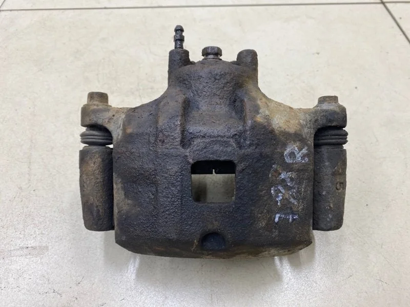 Суппорт тормозной передний правый Mitsubishi