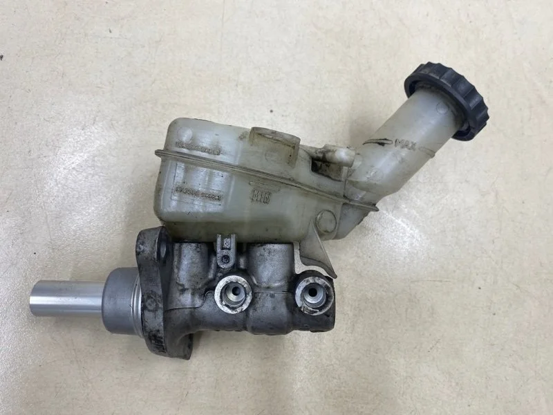 Цилиндр тормозной главный Mitsubishi Lancer 10