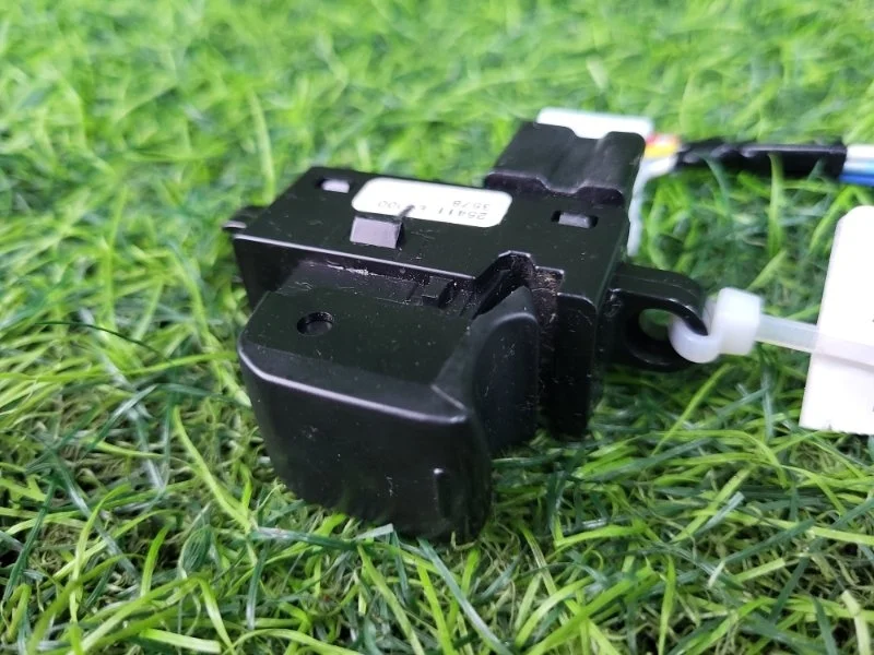 Кнопка стеклоподъемника Nissan Tiida 2009 25411ED000 C11 HR15DE, задняя левая