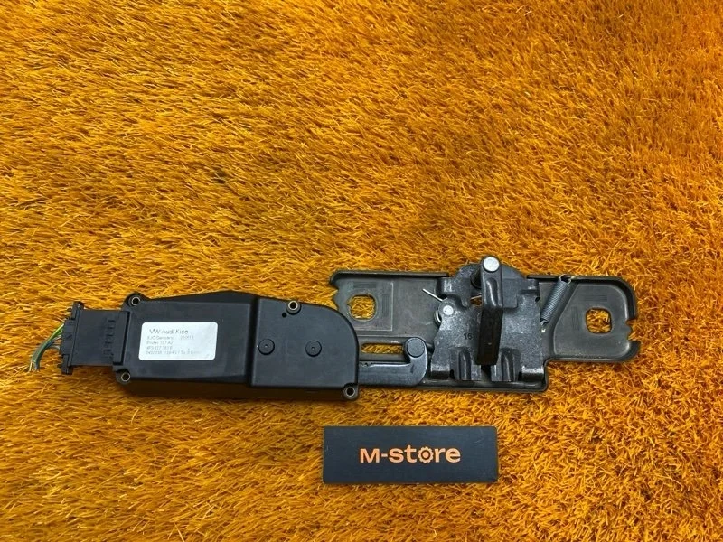 Доводчик крышки багажника Audi Q5 2013 4F9827383E 8R CNCD