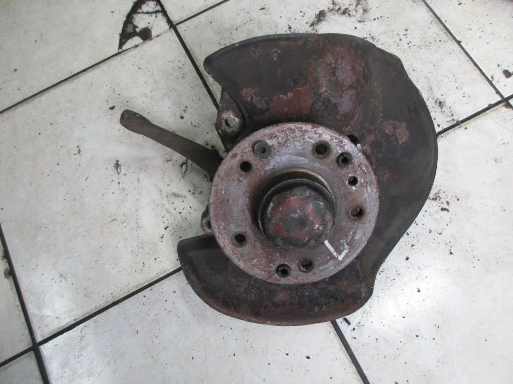 Кулак поворотный передний левый Mercedes-Benz