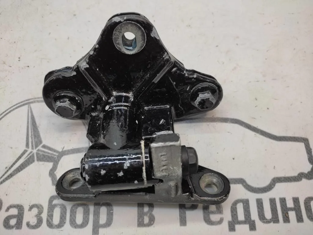 Петля двери Mercedes-Benz