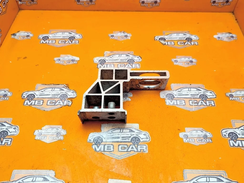 Кронштейн радиатора Mercedes-Benz