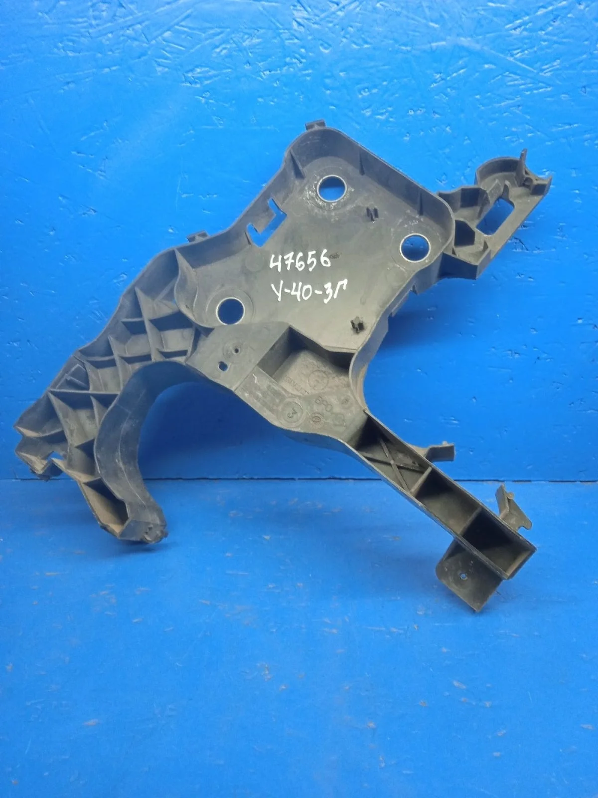 Кронштейн фары правой для Рено Меган 2 8200137496