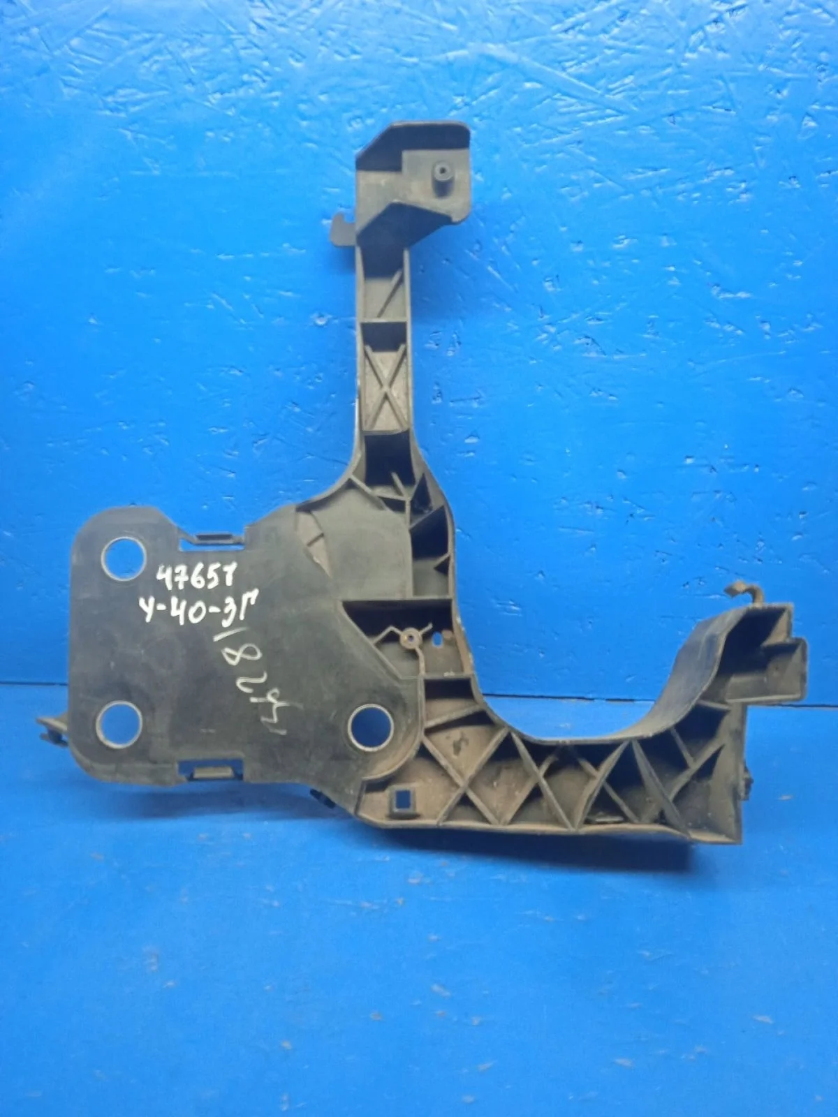 Кронштейн фар левый для Рено Меган 2 8200137495