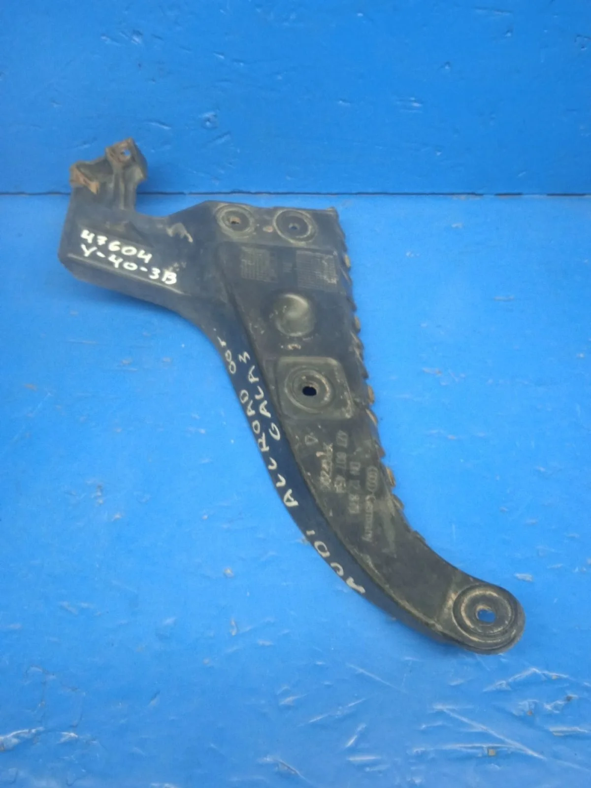 Кронштейн заднего бампера правый Audi Allroad