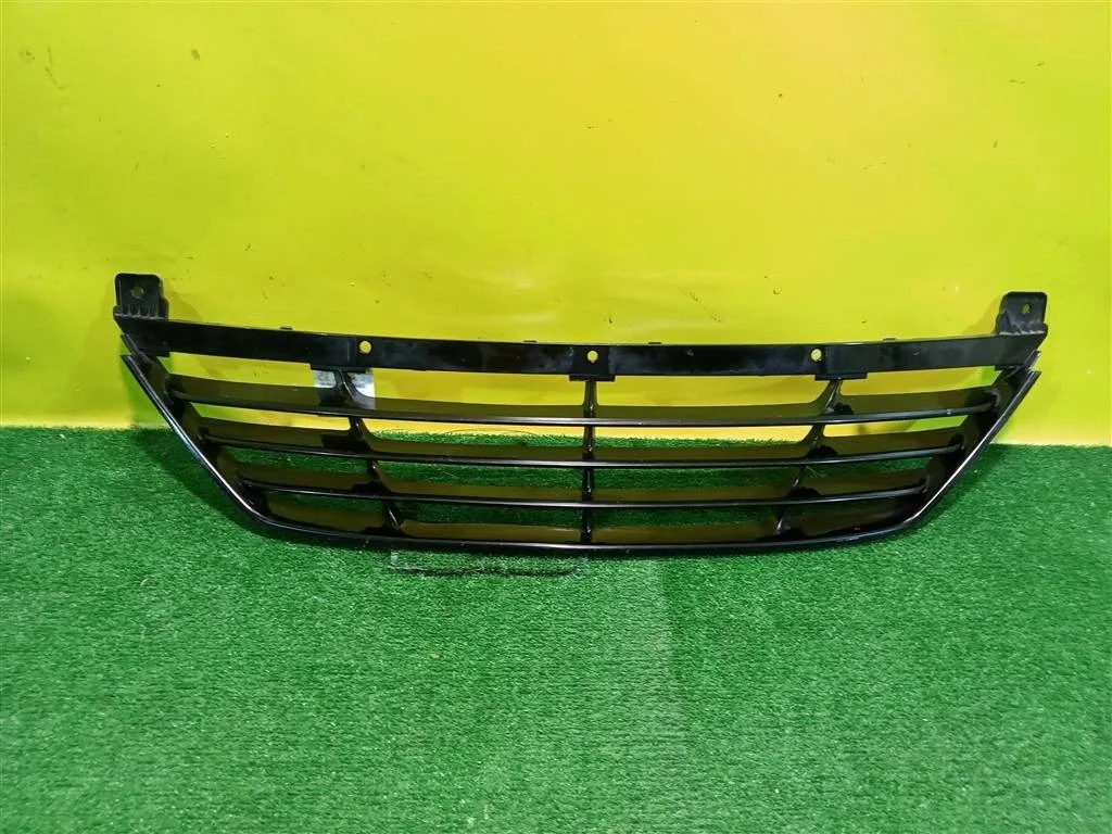 Решетка в бампер центральная  Hyundai ix35 (LM) 2009 865502Y000 24077