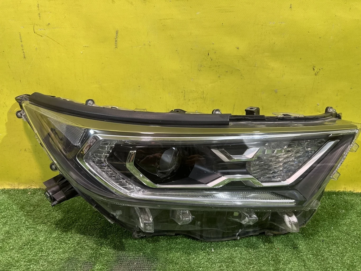 Фара правая LED  Toyota RAV4 2018 8114542A33 42230