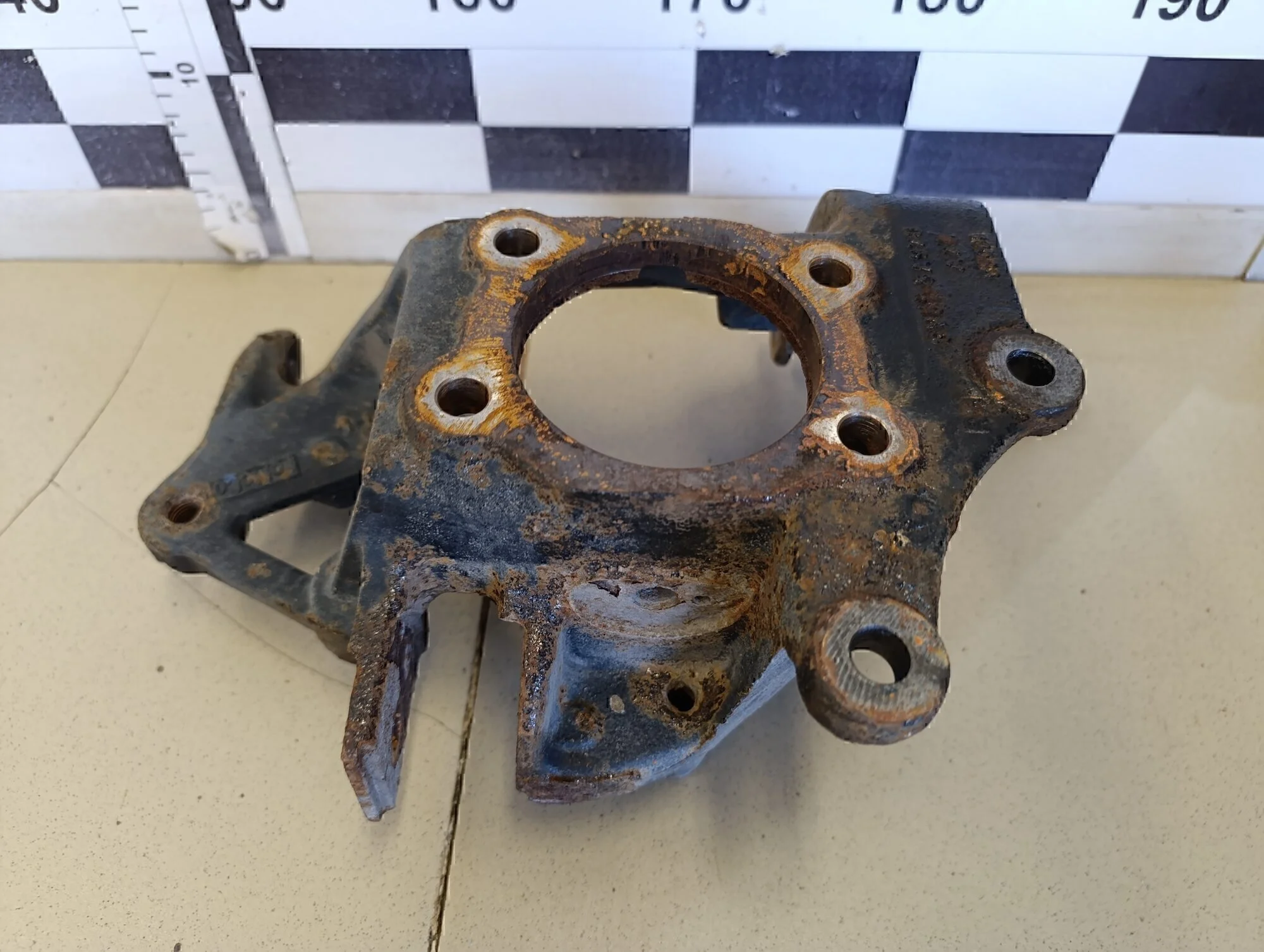 Кулак поворотный задний правый Kuga 2012>