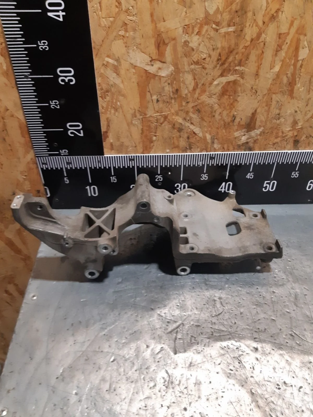 Кронштейн генератора Nissan Pathfinder III рестайлинг (2010—2014) 2011 KAF - бежевый