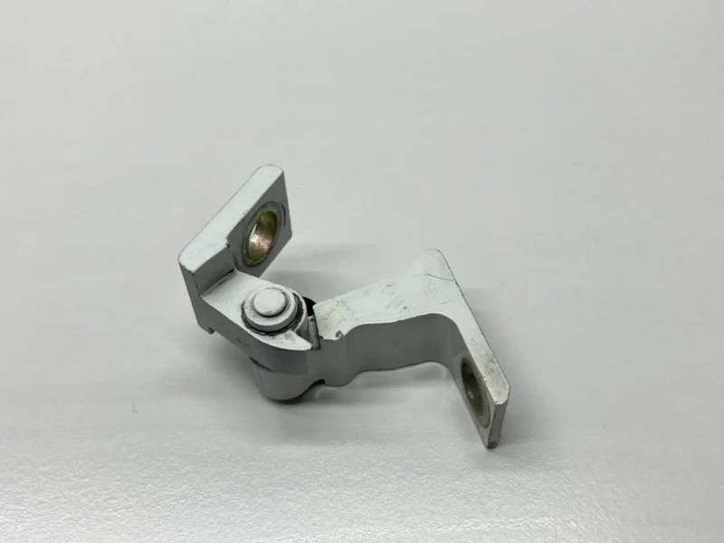 Петля двери правая Skoda Rapid 1 ЛИФТБЭК 2016