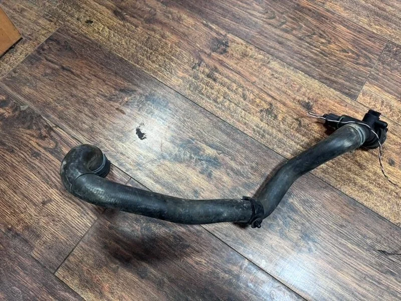 Патрубок системы охлаждения AUDI a4 B8