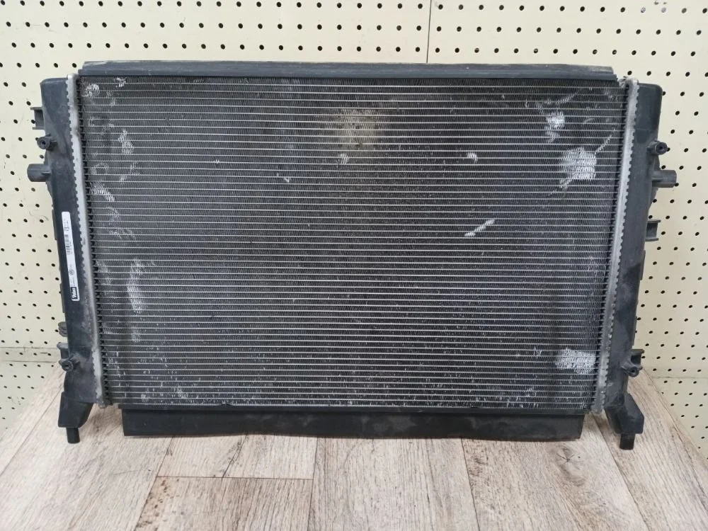 Радиатор основной Volkswagen Golf Mk6 (2008—2012) Golf Mk6 (2008—2012) 3C2, 3C5, 2CA, 2CB, 2CH, 2CJ, SAA, SAB, SAH, SAJ, 1F7, 1F8, 163, AV2, AV3, 3T4, 3T5, 521, 138, 8P1, 8PA, 1Z3, 1Z5, 933, AJ5, 5L6, 5L7, 676, 677, 5C2, 5C7, 5C8, 8P7, 8PAXW, 8PAXX