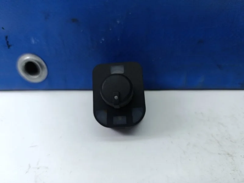 Кнопка корректора зеркал Audi Q7 2008 8E0959565A