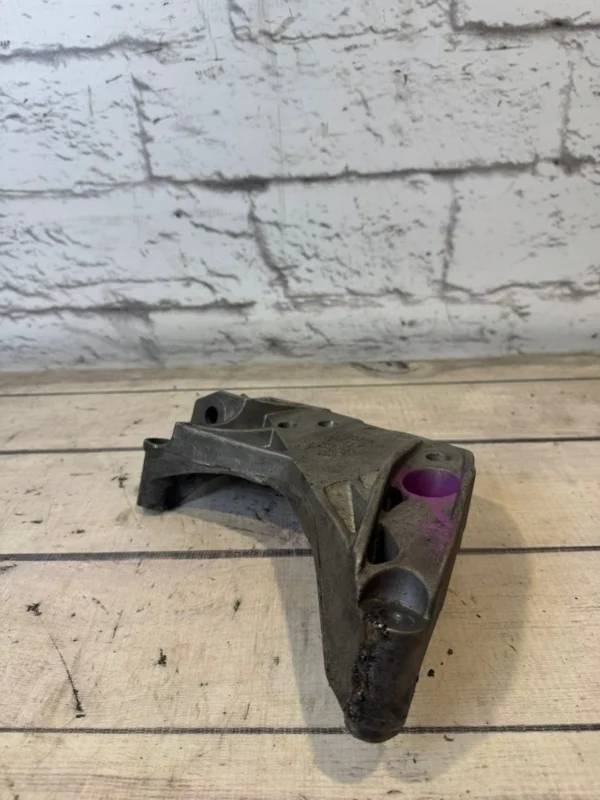 Кронштейн двигателя VW Passat 2012 B7