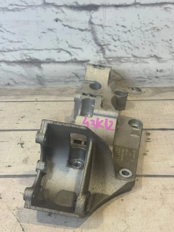 Кронштейн генератора Skoda Octavia 2005 A5