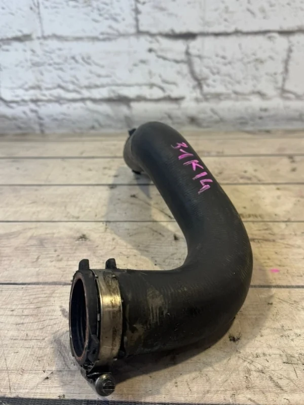 Патрубок интеркулера VW Touareg 1 2009