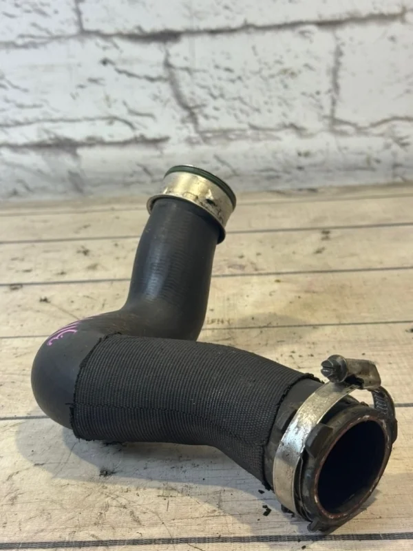 Патрубок интеркулера VW Touareg 1 2009