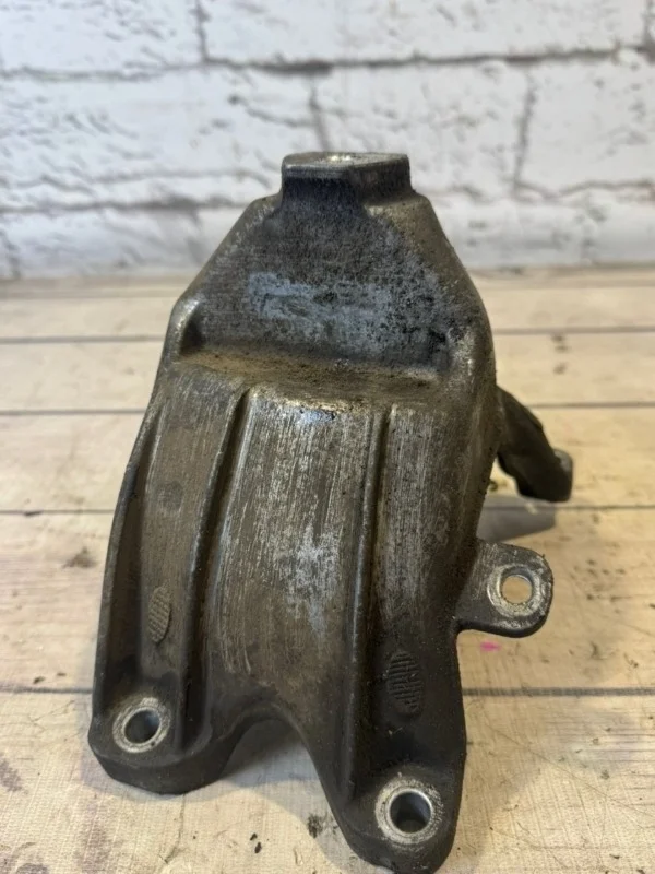 Кронштейн двигателя правый Audi Q5