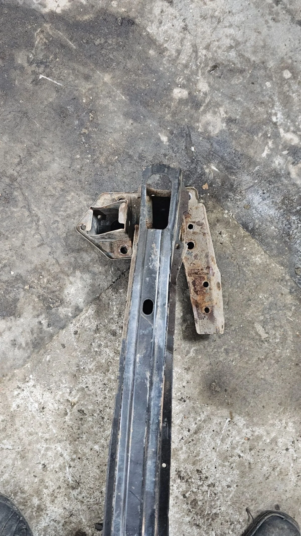 Усилитель переднего бампера Hyundai Tucson I (2004—2015)