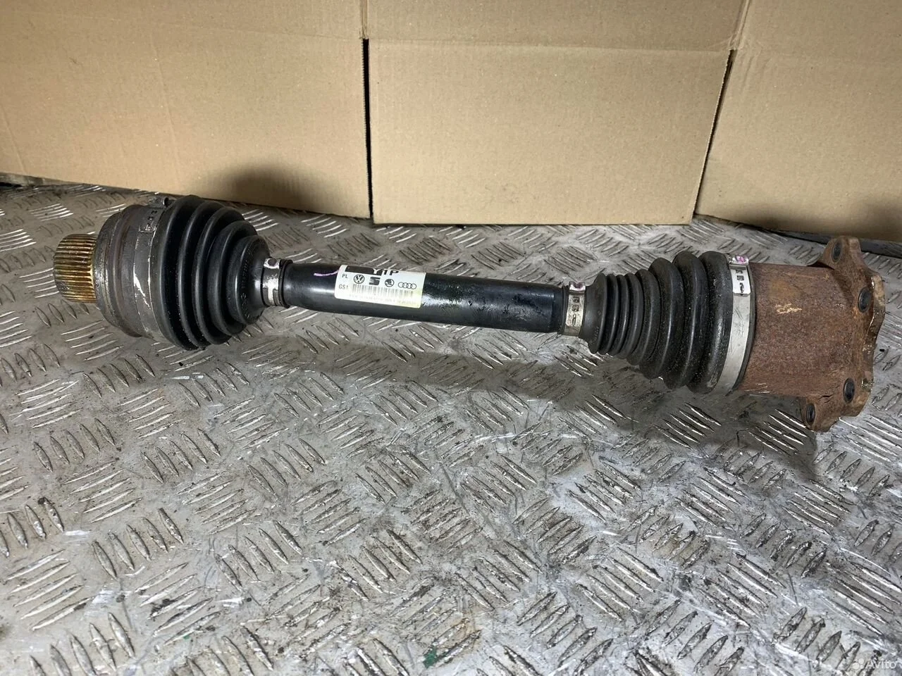 Приводной вал audi a4 8k0407271p