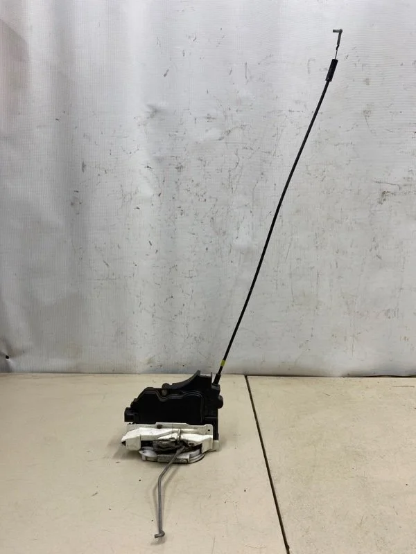 Замок двери передний левый Mitsubishi Lancer 9