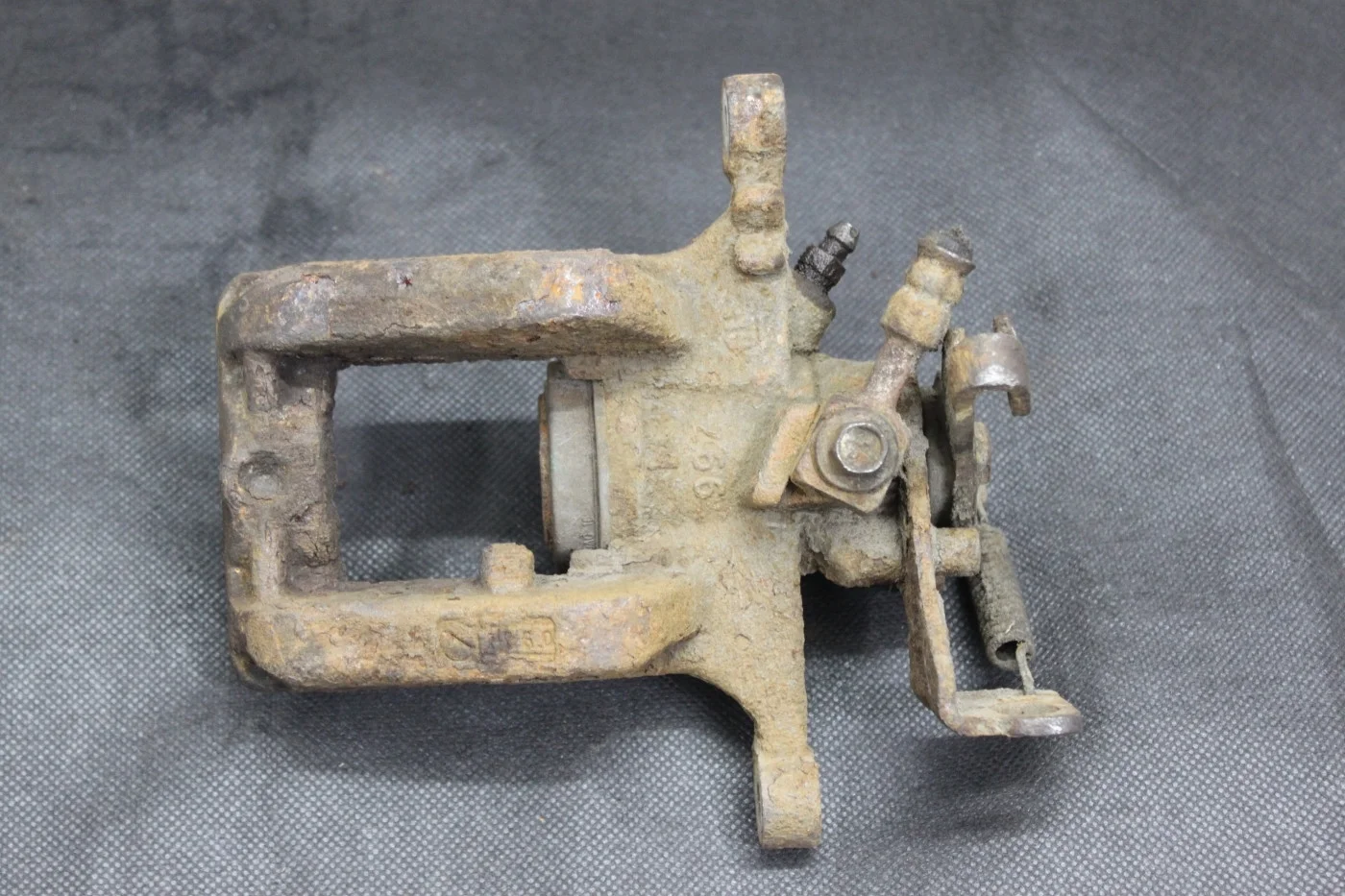 Суппорт задний левый электроручник Опель Астра J