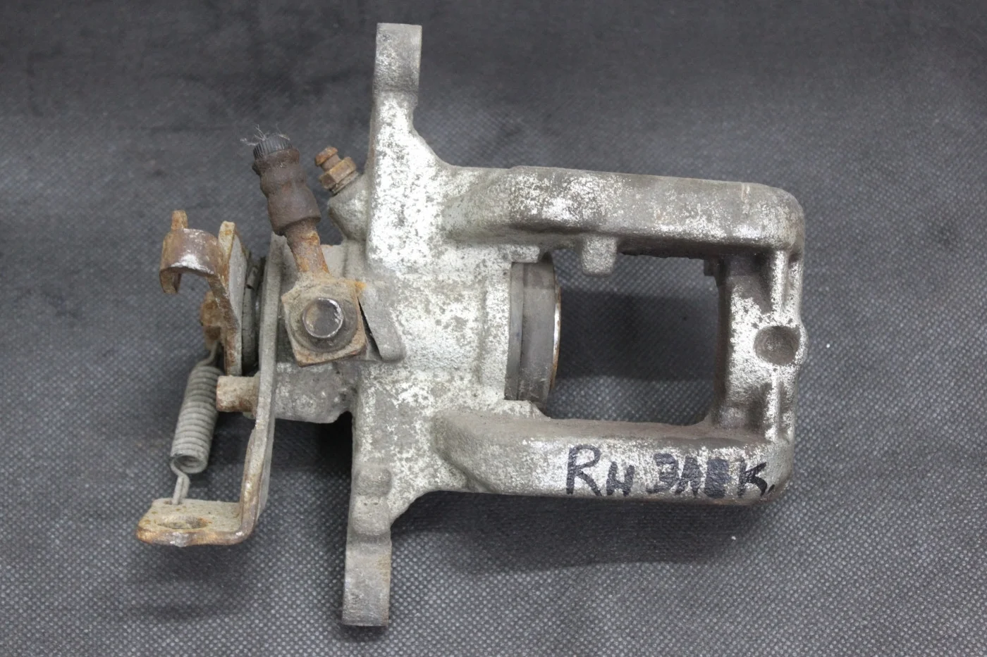 Суппорт задний правый электроручник Опель Астра J