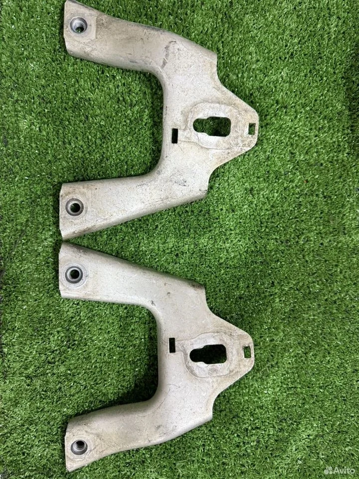 Кронштейн радиатора mercedes a2056204100 оригинал