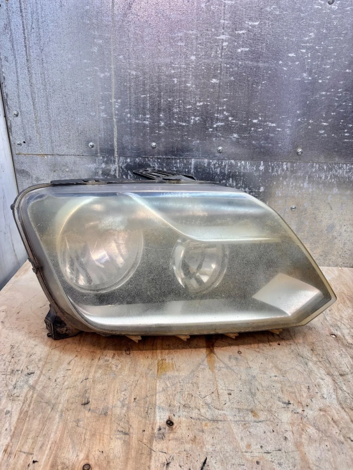 Фара Volkswagen Amarok I (2010—2016)