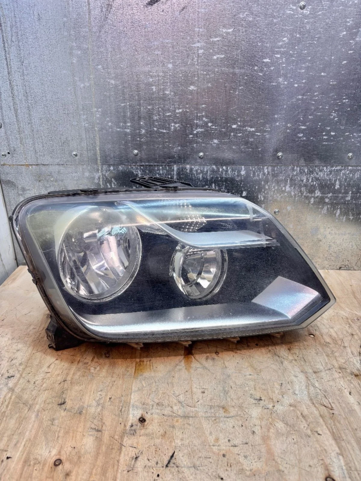 Фара Volkswagen Amarok I (2010—2016)