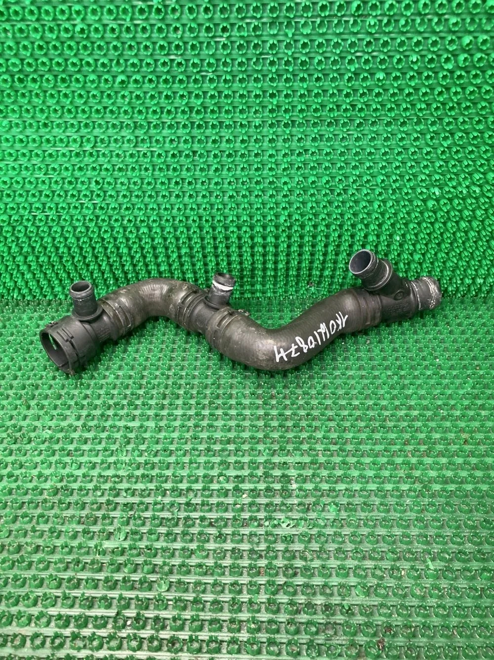 Фланец двигателя системы охлаждения Volkswagen Golf Mk5 (2003—2009)