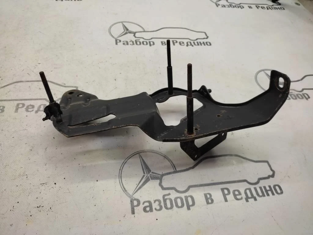 Кронштейн компрессора подвески Mercedes-Benz