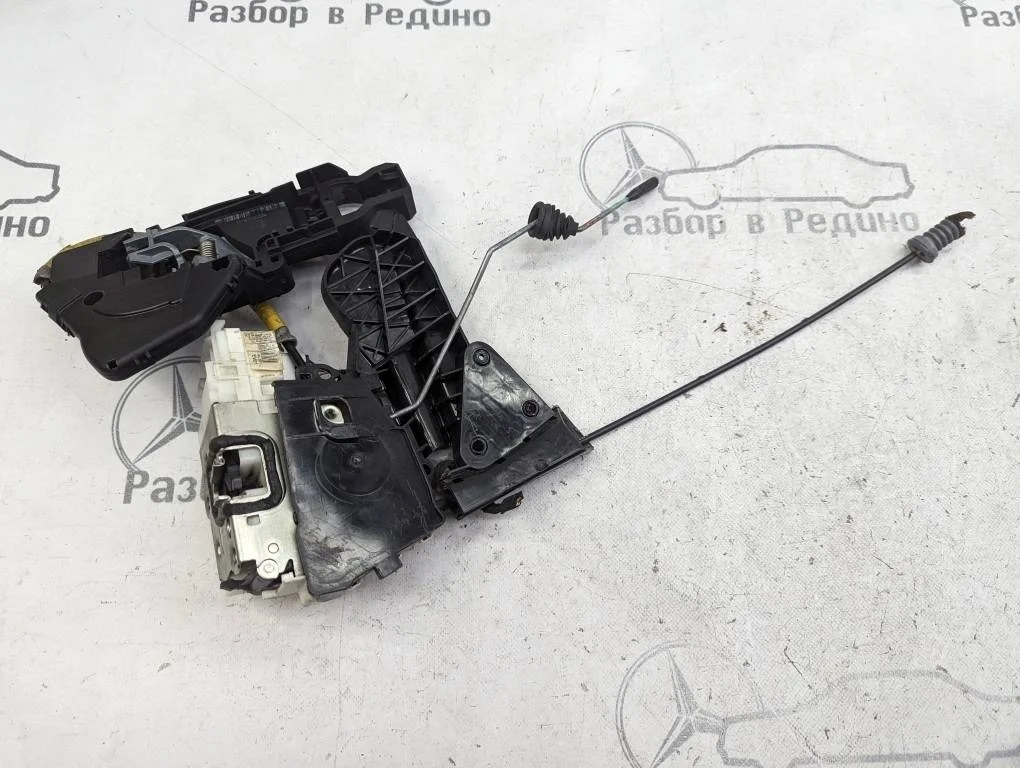 Замок двери задней левой Mercedes-Benz
