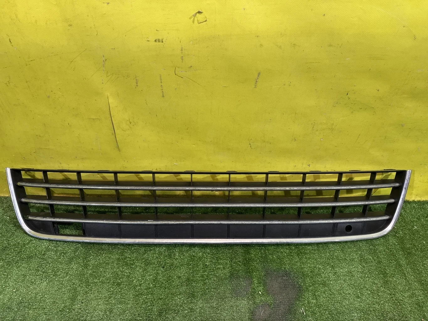 Решетка в бампер центральная  Volkswagen  Touareg NF 2010 7P6853671E 42187