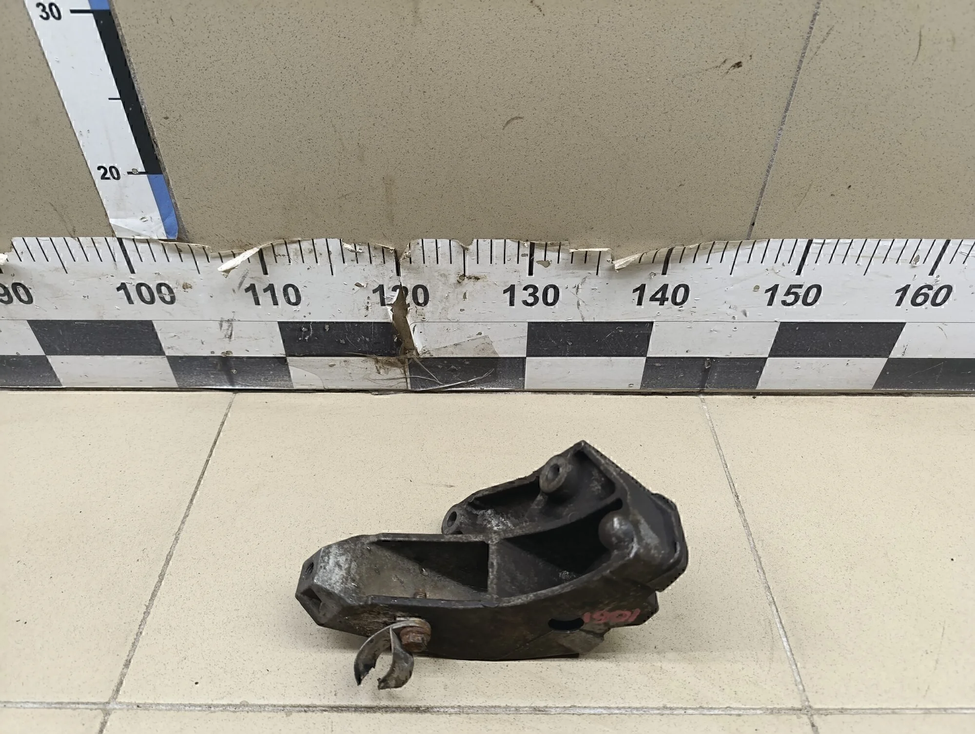 Кронштейн КПП левый A3 (8L1) 1996-2003