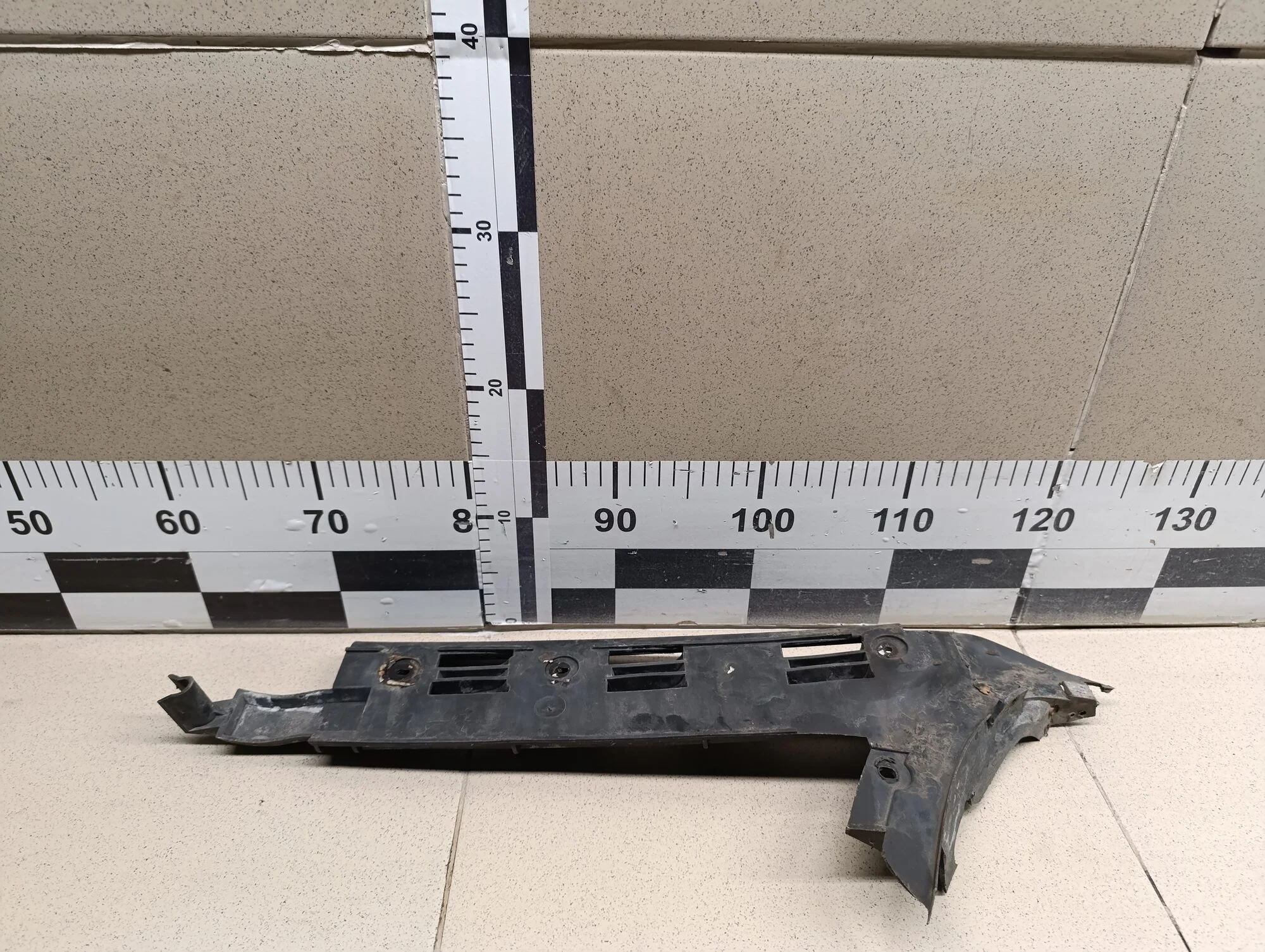 Направляющая заднего бампера левая Passat [B5] 2000-2005