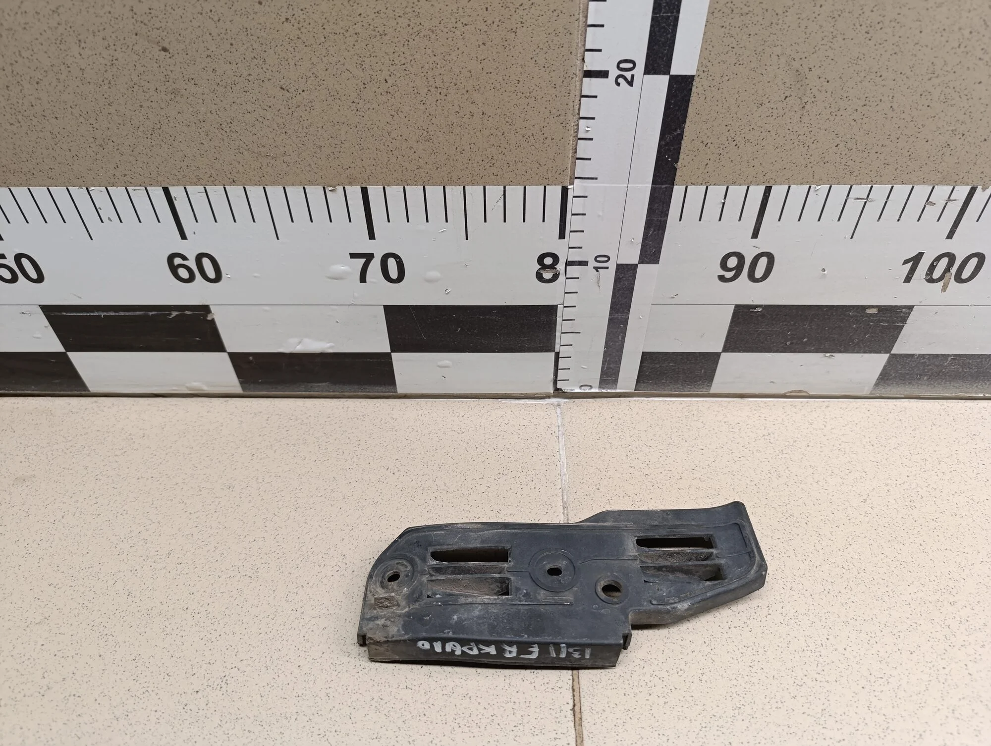 Направляющая переднего бампера правая Passat [B5] 2000-2005