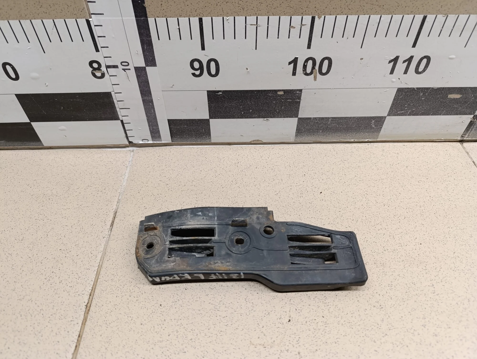 Направляющая переднего бампера левая Passat [B5] 2000-2005