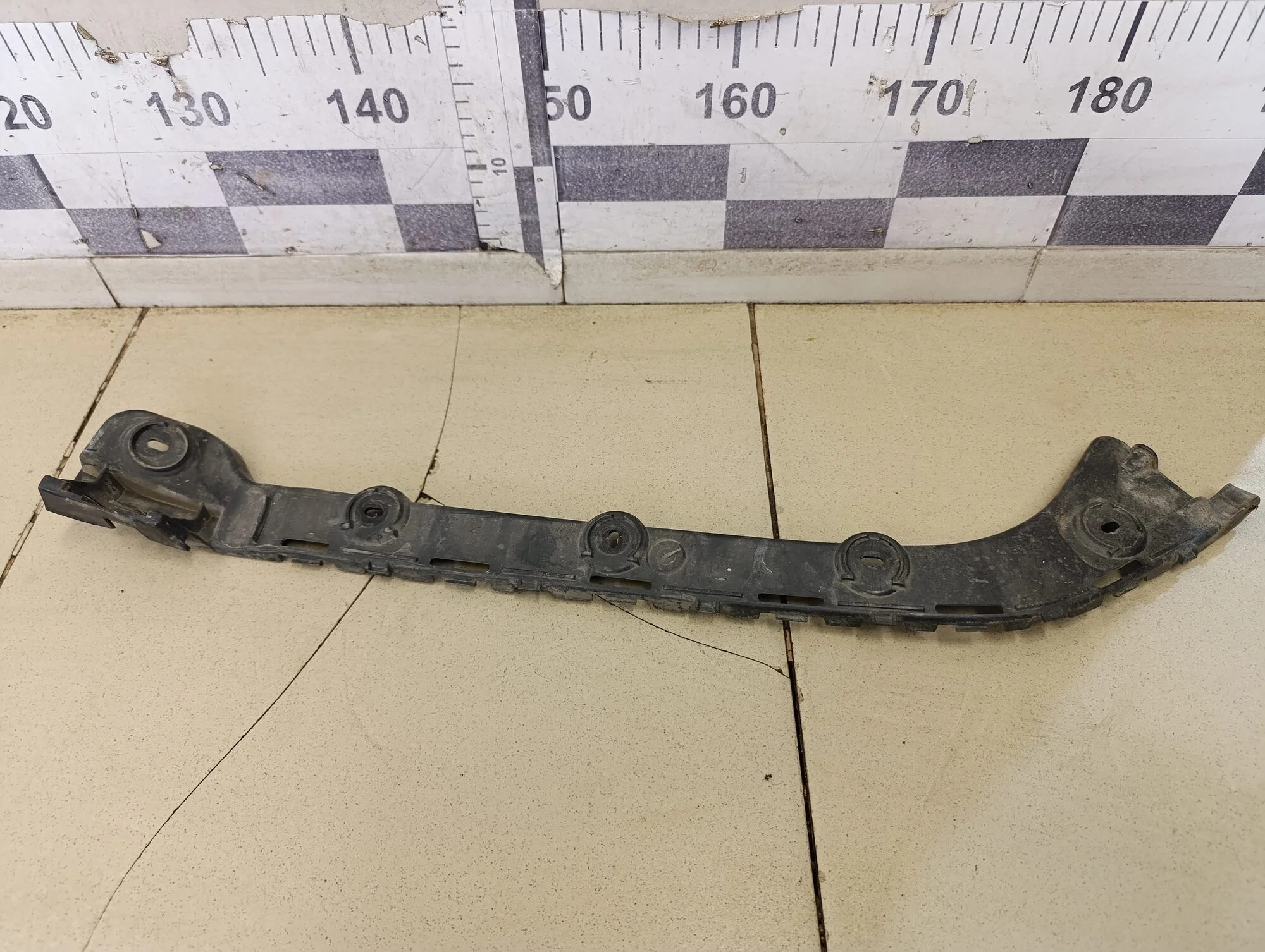 Направляющая заднего бампера правая Octavia (A7) 2013>