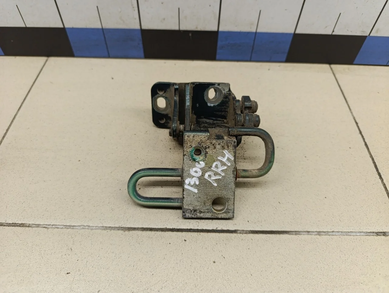 Петля двери задней правой нижняя A6 [C5] 1997-2004