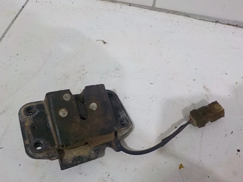 Замок крышки багажника Toyota Land Cruiser 100 (1998—2002)