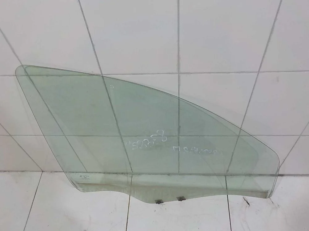 стекло Renault Sandero I (2009—2014) Перед Право