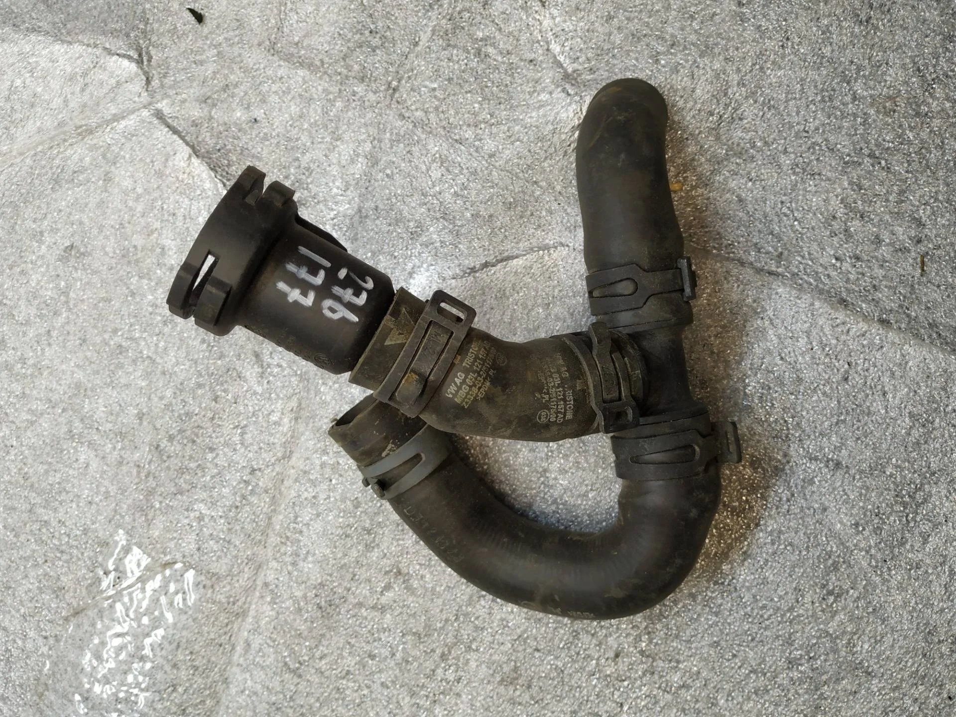 корпус термостата Audi A4  2013