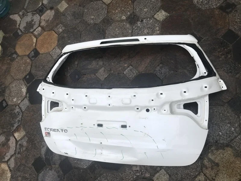 Дверь багажника Kia Sorento 737002P550 2 XM