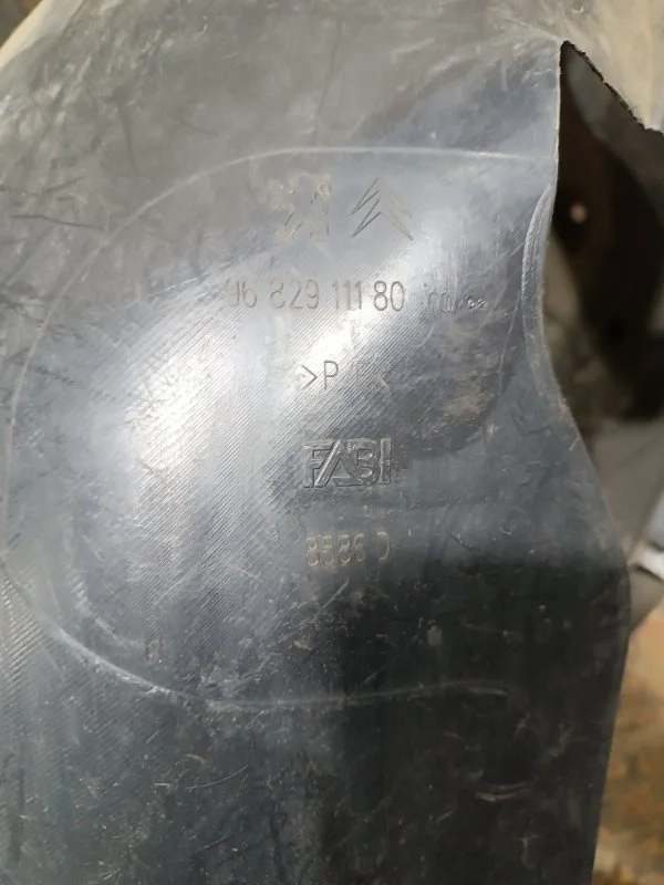 Подкрылок Peugeot 3008 2010 U5