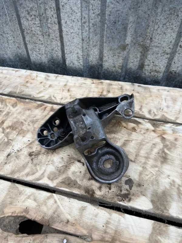 Кронштейн двигателя Audi A6 2000 4B0199351B C5 AVANT 2.5TDI AKE, левый