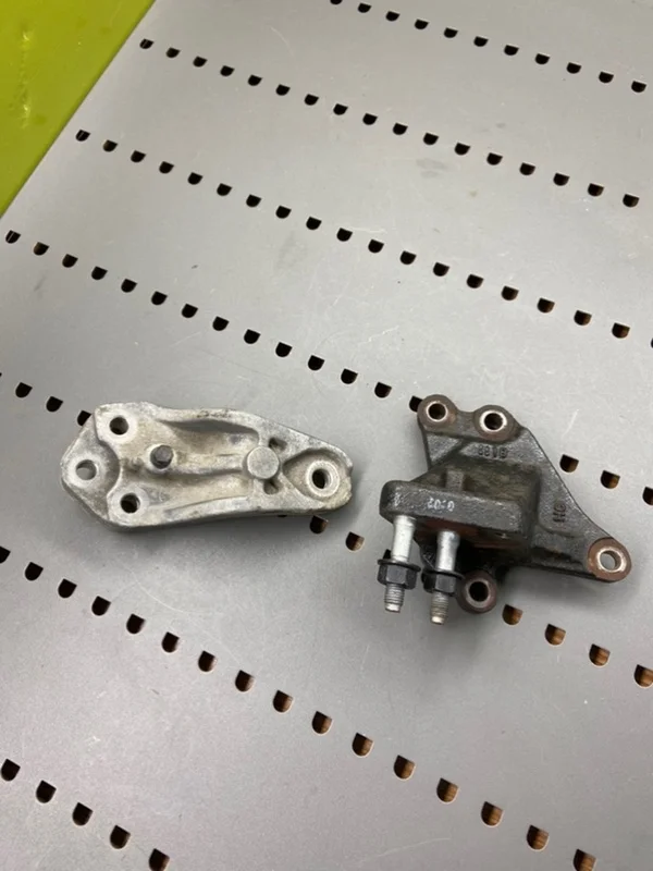 Кронштейн двигателя Hyundai i30 2009 218152H000 1 FD G4FC 1.6