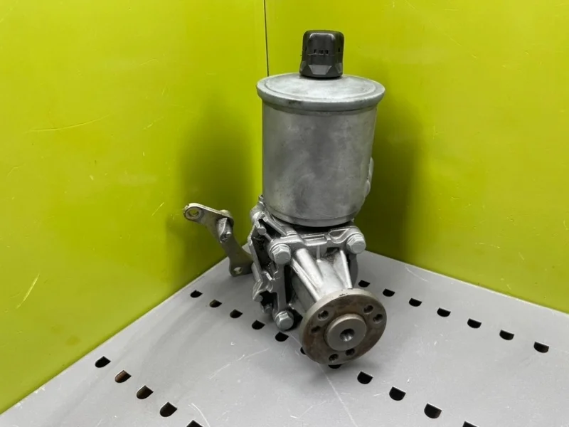 Насос гур Mercedes-Benz 1993 2104660201 W124 M104 2.8